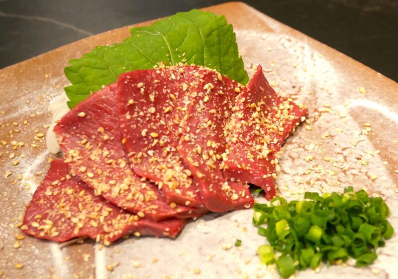 「肉焼 ハラミ タン テール 兼条」のハツ刺し